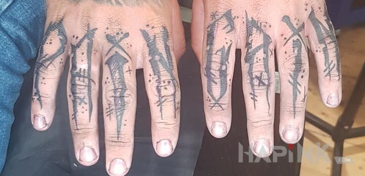 Tattoo Napiski in lettering motif on the fingers