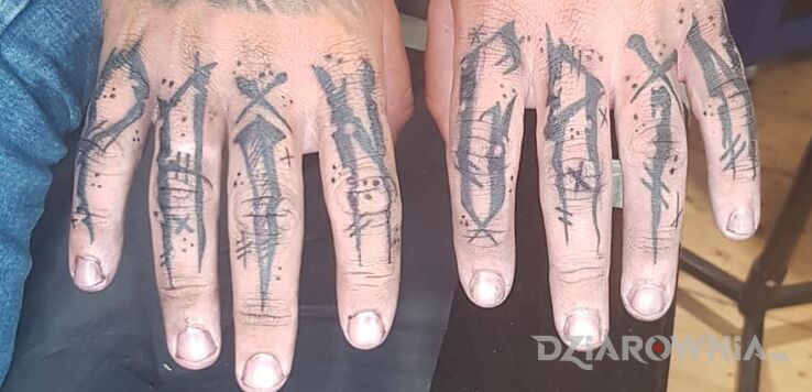 Tatuaż napiski w motywie napisy na palcach