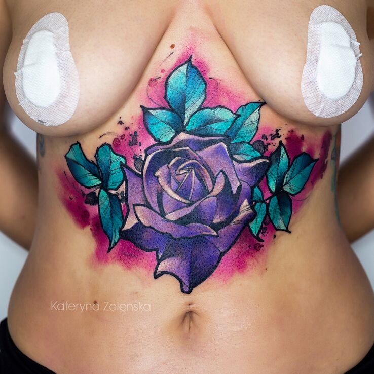 Tatuaż róża  liście  akwarela w motywie kolorowe i stylu watercolor pod piersiami (underboob)