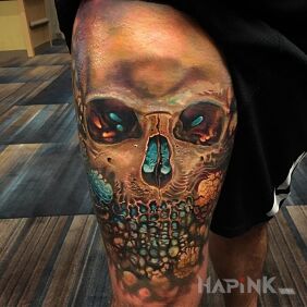 Tattoo Strange skull on the leg motif: 3D