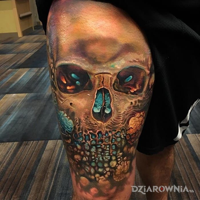 Tatuaż dziwna czaszka w motywie czaszki na nodze