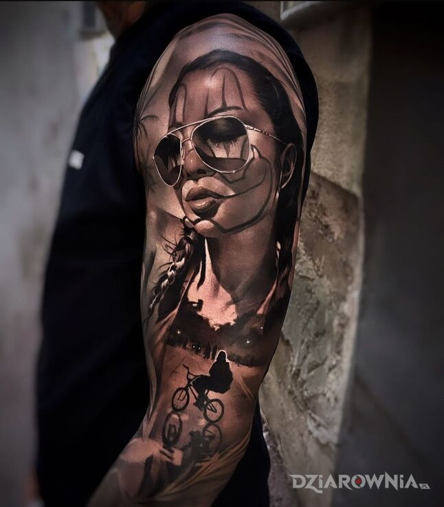 Tatuaż rowerowa dziewczyna w motywie twarze i stylu realistyczne na ramieniu