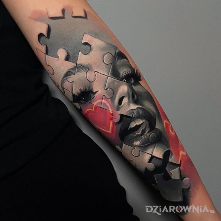 Tatuaż twarz z puzzli w motywie czarno-szare i stylu realistyczne na przedramieniu