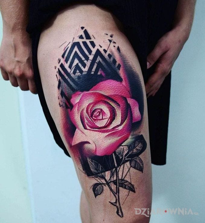 Tatuaż róża na udzie w motywie kwiaty na nodze