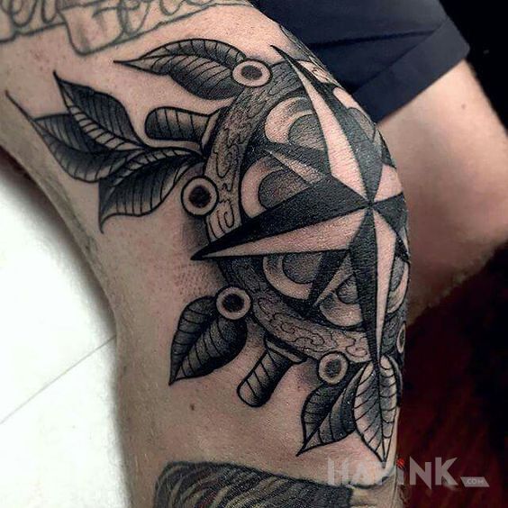 Tattoo Kolanowy kompas in objects motif and graphic / illustrative style on the leg