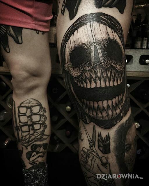 Tatuaż japa w motywie mroczne i stylu blackwork / blackout na nodze