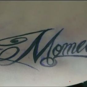 Tatuaż Piwrwsze tatoo na ramieniu motyw: napisy
