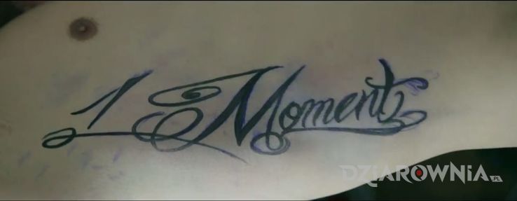 Tatuaż piwrwsze tatoo w motywie napisy na ramieniu