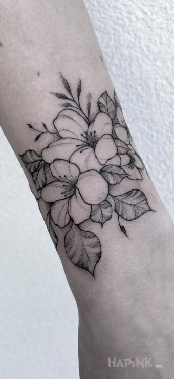 Tattoo Kwiatki in flowers motif and graphic / illustrative style On the arm
