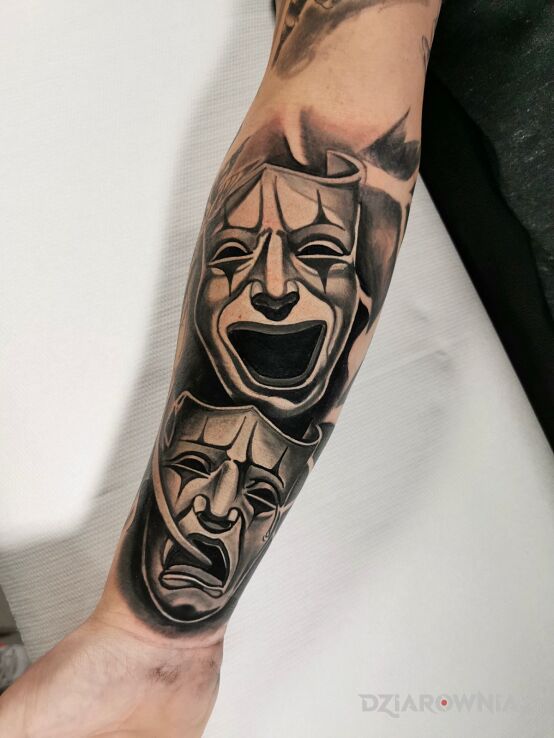 Tatuaż maski w motywie czarno-szare i stylu realistyczne na ręce