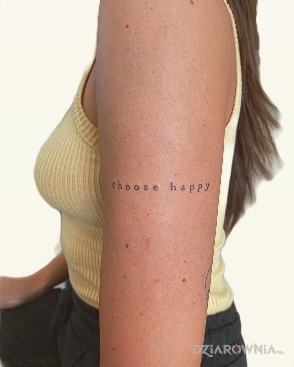 Tatuaż wybierz szczęście w motywie napisy i stylu minimalistyczne na ramieniu