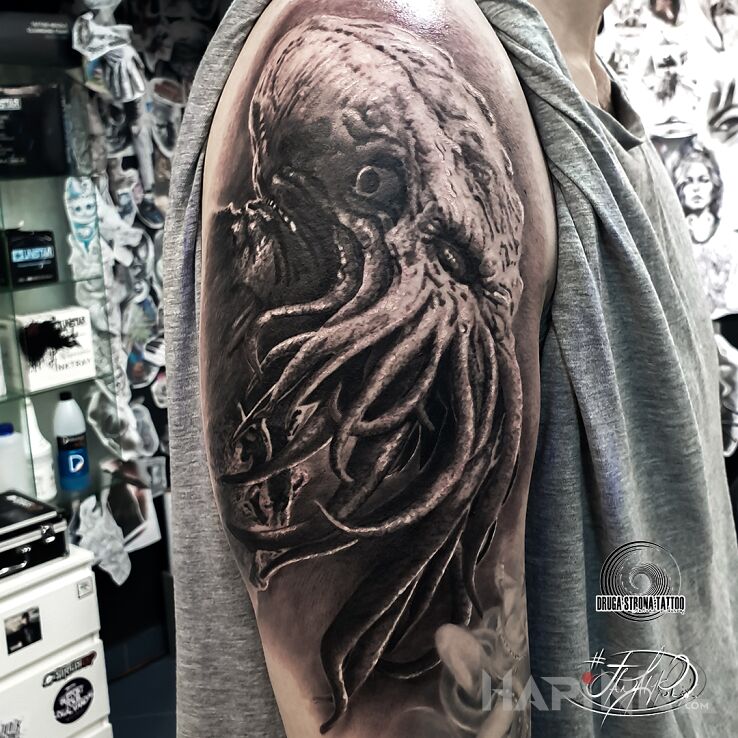 Tattoo Cthulhu - Wielki Przedwieczny in demons motif and realistic style On the arm