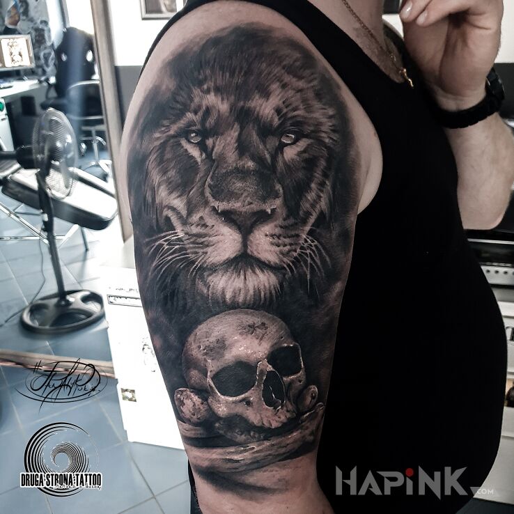 Tattoo Gdy spotykasz lwa, to marny Twój los... in black and gray motif and realistic style On the arm