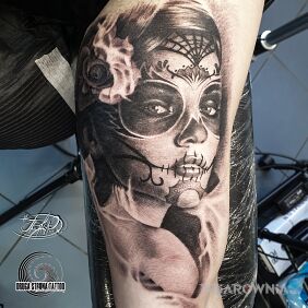 Tatuaż Santa Muerte - Święta Śmierć na bicepsie motyw: czarno-szare styl: realistyczne