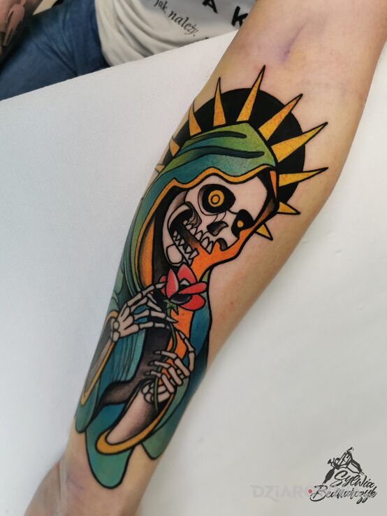 Tatuaż santa muerte w motywie czaszki i stylu modern / kubizm na przedramieniu