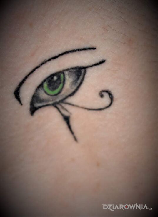 Tatuaż oko horusa w motywie czarno-szare na szyi