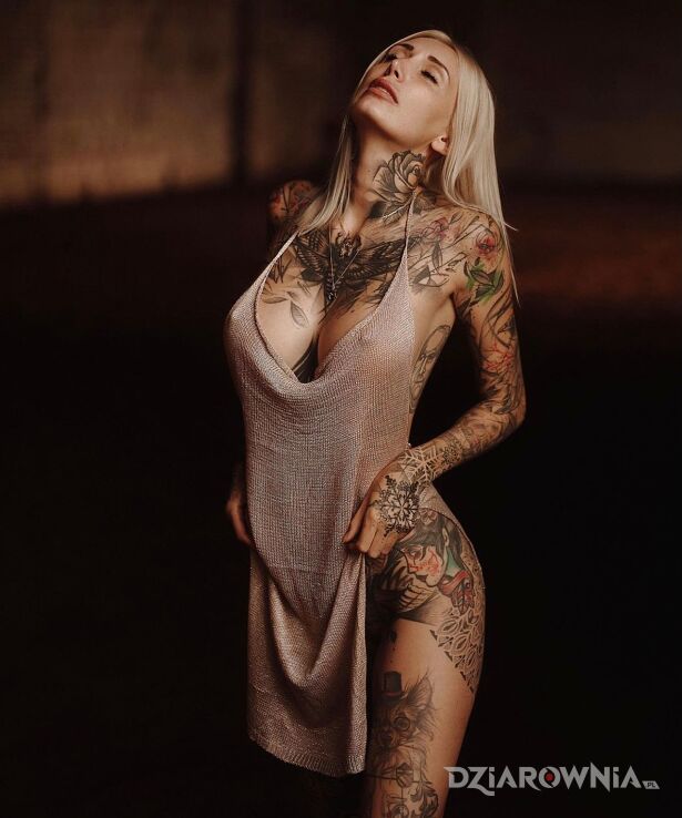 Tatuaż prześwitująca suknia w motywie seksowne i stylu graficzne / ilustracyjne na klatce