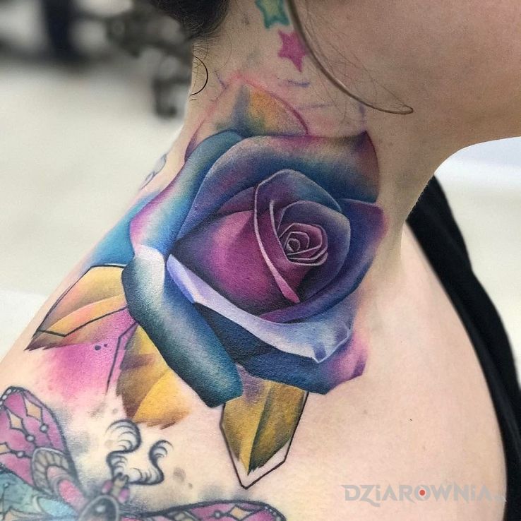 Tatuaż róża 3d w motywie kwiaty na szyi