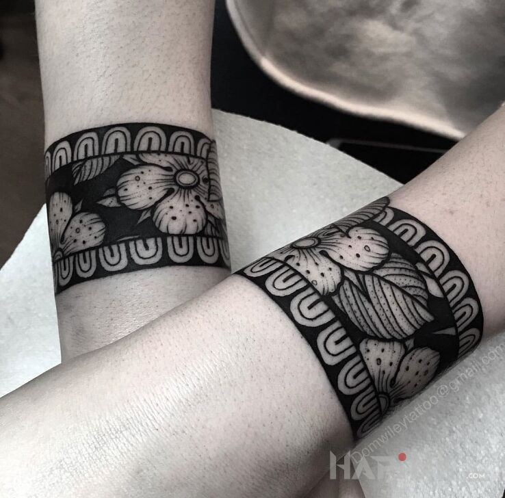 Tattoo Kwieciste bransoletki  in flowers motif on the forearm