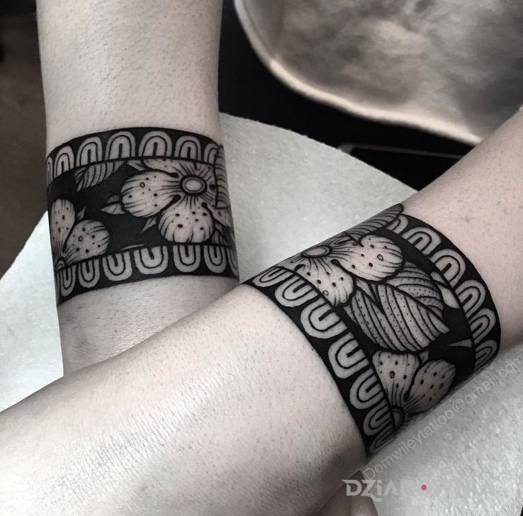 Tatuaż kwieciste bransoletki w motywie kwiaty na przedramieniu