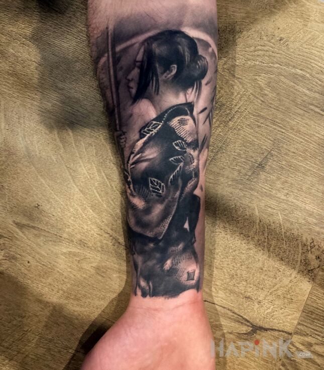Tattoo Japońska wojowniczka in black and gray motif and realistic style on the forearm
