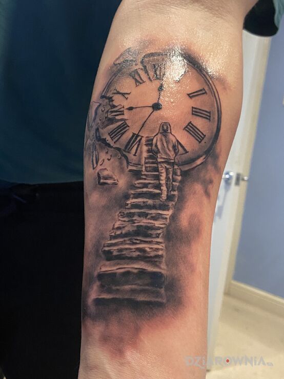 Tatuaż zegar ze schodami w motywie czarno-szare i stylu szkic na dłoni