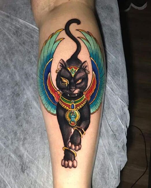 tatuaż egipskiego kota na łydce