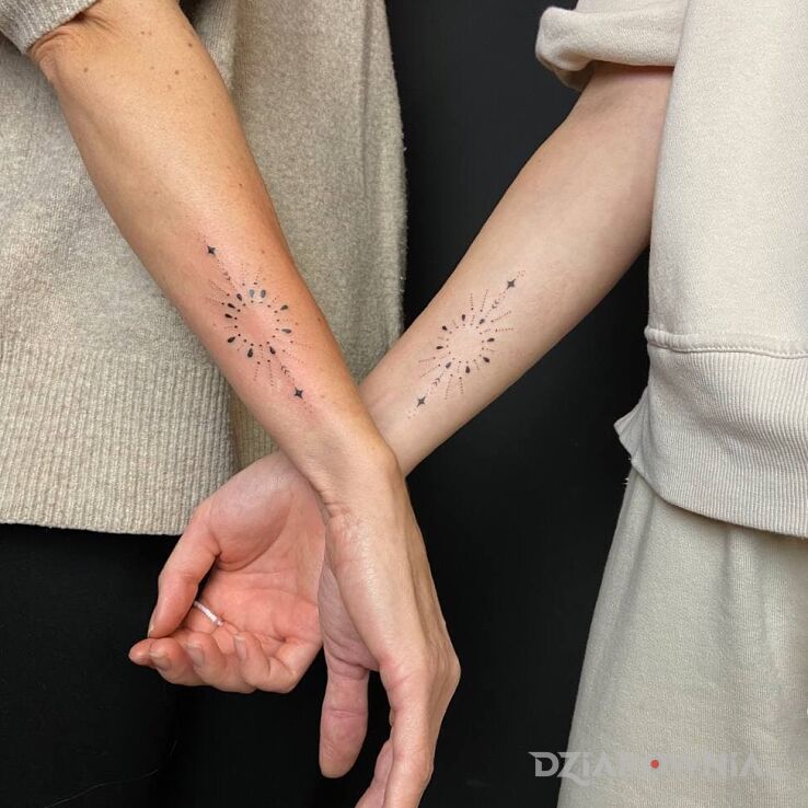 Tatuaż Subtelne wzory dla mamy i córki w motywie miłosne i stylu kontury / linework na przedramieniu