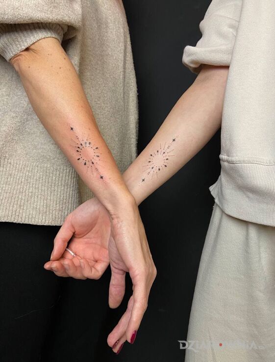 Tatuaż subtelne wzory dla mamy i córki w motywie ornamenty i stylu minimalistyczne na ręce