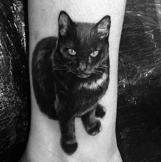 tatuaż z czarnym kotem
