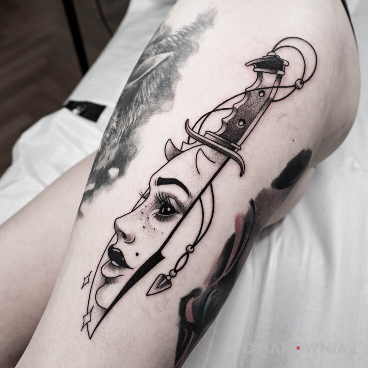 Tatuaż nóż  diablica  twarz  kobieta w motywie fantasy i stylu dotwork na udzie