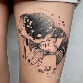 Tattoo Gustav Klimt on the thigh motif: black and gray style: modern / cubism