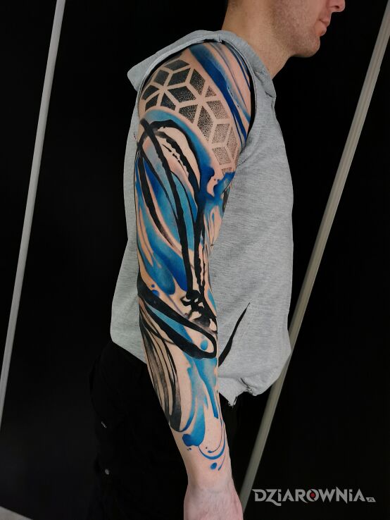 Tatuaż abstrakcyjny rękaw w motywie rękawy i stylu dotwork na ramieniu