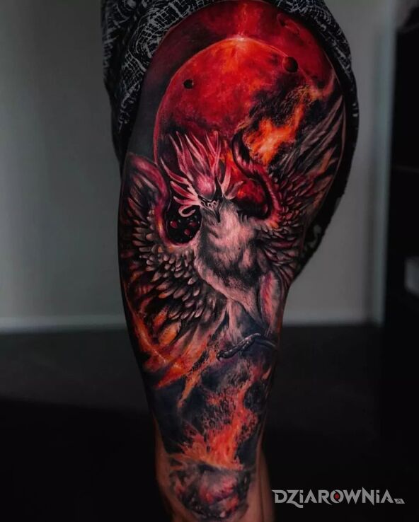 Tatuaż feniks na czerwonym tle w motywie kolorowe i stylu realistyczne na udzie