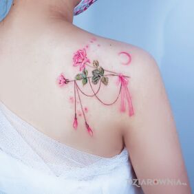 Tatuaż Dwie pojedyncze roze na łopatkach motyw: kwiaty styl: realistyczne