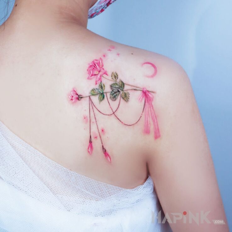 Tattoo Dwie pojedyncze roze in colorful motif and realistic style on the shoulder blades