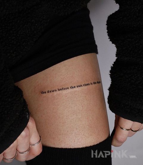 Tattoo Świt in lettering motif on the thigh