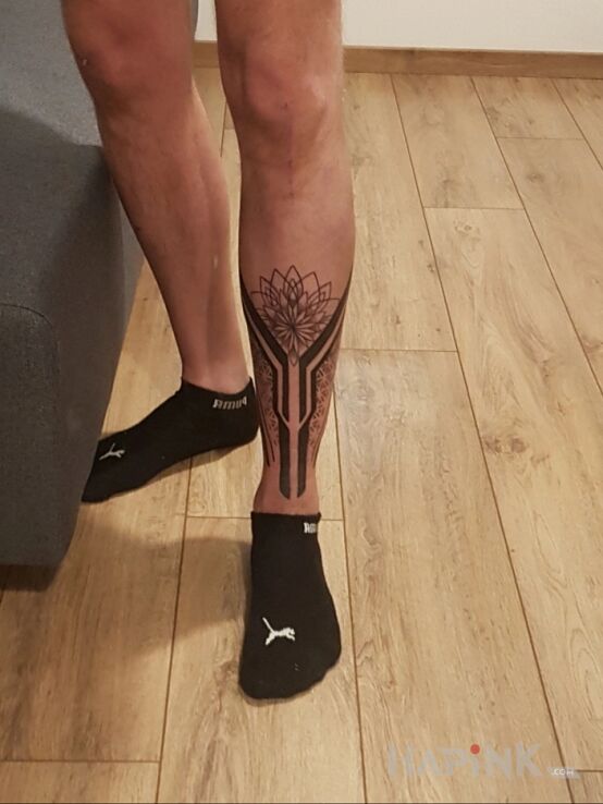 Tattoo Moja geometria in black and gray motif and geometric style on the leg