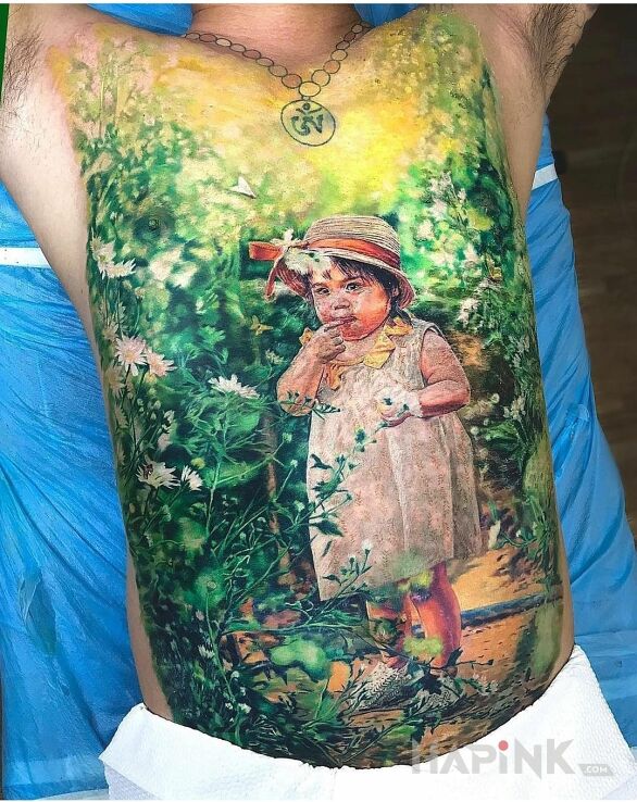 Tattoo Dziewczynka w ogrodzie in floral motif and realistic style on the chest