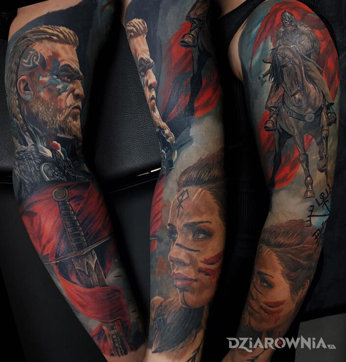Tatuaż wiking i jego miecz w motywie rękawy i stylu realistyczne na bicepsie