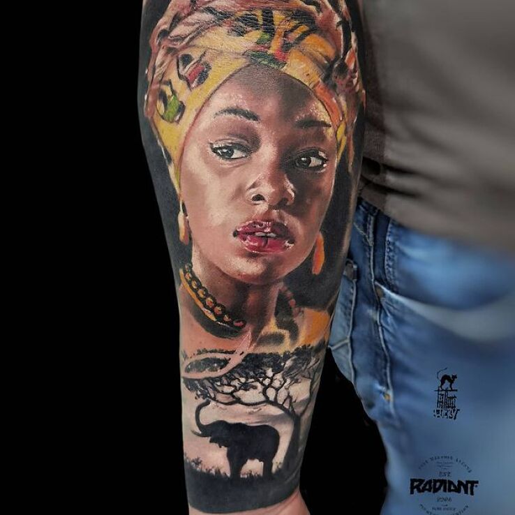 Tatuaż afrykanka cover up w motywie cover up i stylu realistyczne na przedramieniu