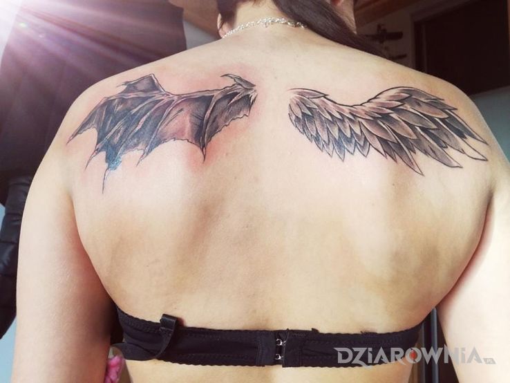 Tatuaż skrzydełka w motywie anioły na plecach