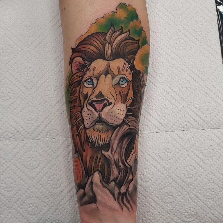 Tatuaż lew w motywie kolorowe i stylu neotradycyjne na łydce