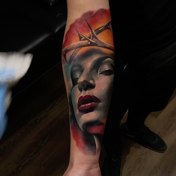 Tatuaż twarz w motywie kolorowe i stylu realistyczne na ręce