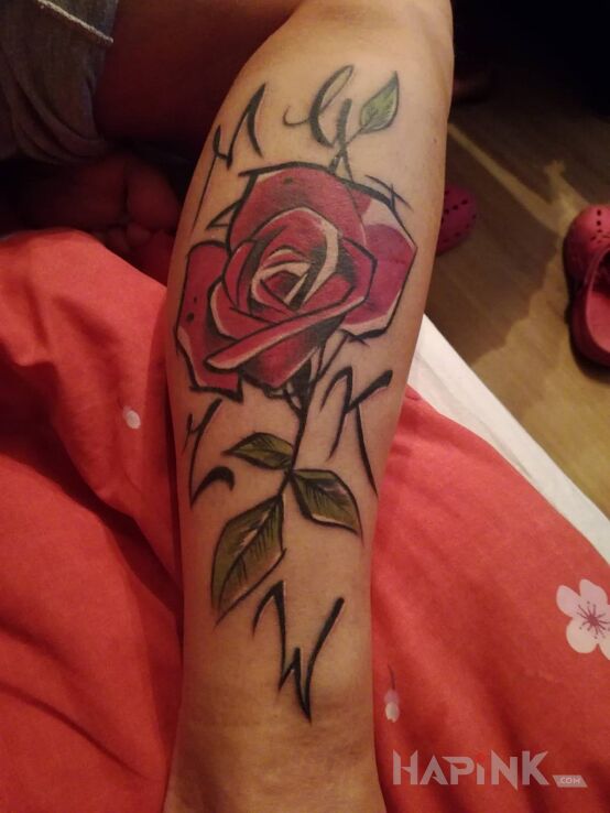 Tattoo Róża z inicjałami in flowers motif on the calf