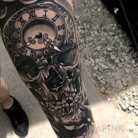 Tattoo Zeit on the forearm motif: skulls