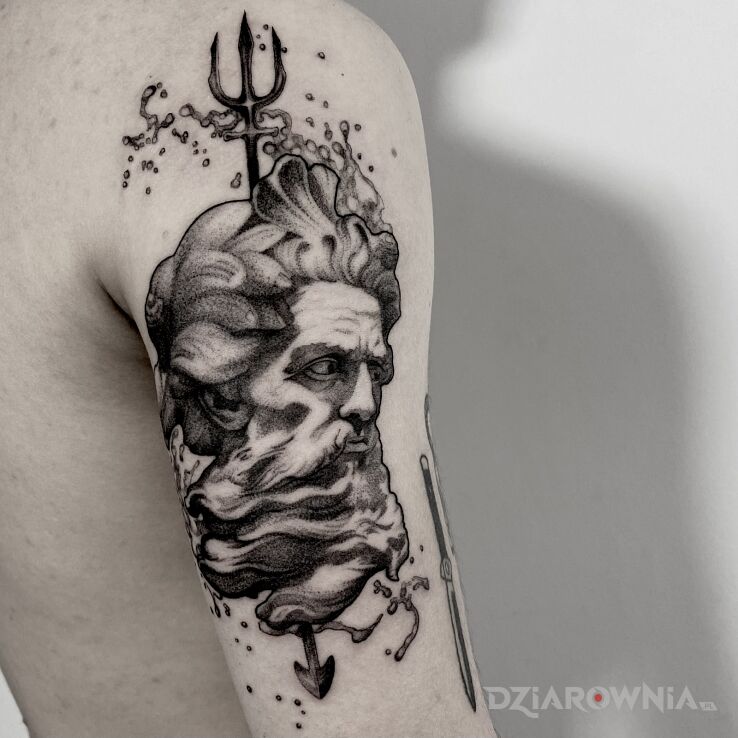 Tatuaż posejdon  mitologia  bóg w motywie czarno-szare i stylu dotwork na ramieniu