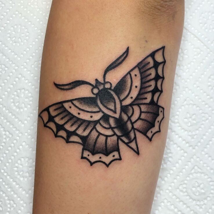 Tatuaż motyl w motywie czarno-szare i stylu oldschool na ręce