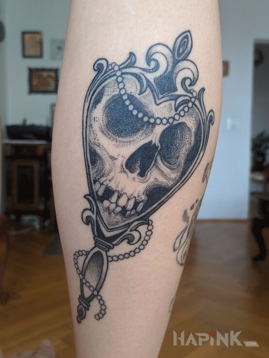Tattoo Lusterko / Czaszka in black and gray motif and dotwork style on the leg