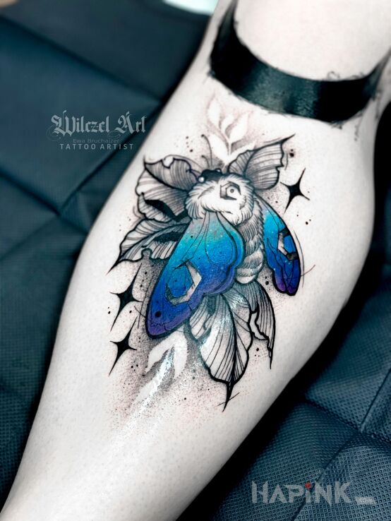 Tattoo Ćma / Liście / Księżyc in black and gray motif and graphic / illustrative style on the leg